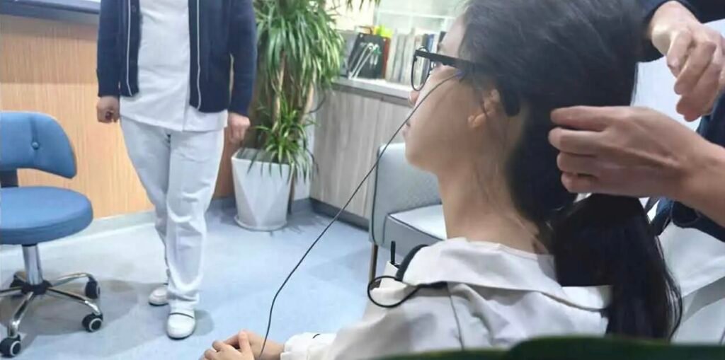 接受聽力測試，評估長期噪音對聽力的影響