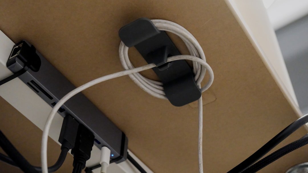 整齊收納的充電線,示意逐步檢查助聽器充電電源