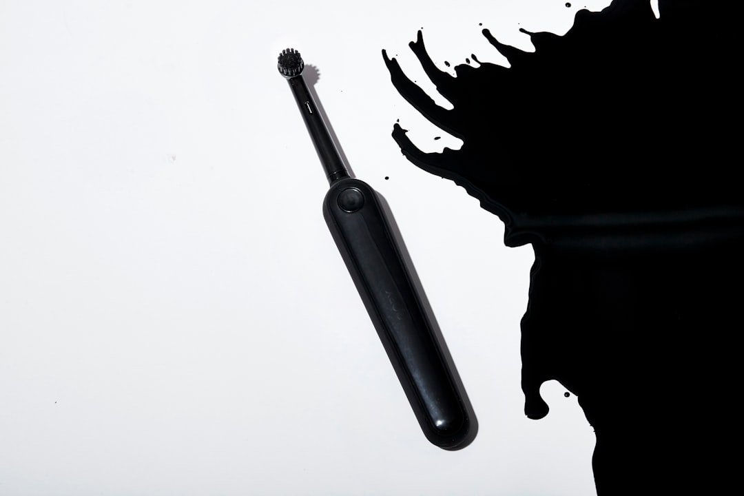 助聽器清潔刷的正確用途 小型清潔刷可用於清走助聽器表面乾燥耳垢